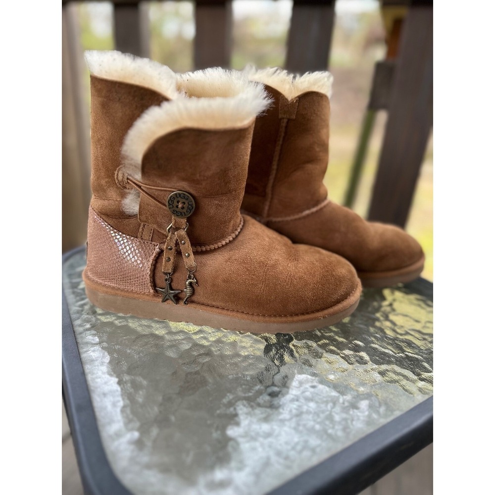 UGG Australia Bailey Charm Suede Leather Coastal Charms‎ Womens Size 6